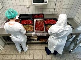 To personer arbejder i køkkenet på Bispebjerg og Frederiksberg Hospital